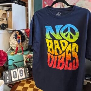 DOM T-Shirt Men's "No Bad Vibes" Rainbow Peace Sign Retro 70s Blue Size